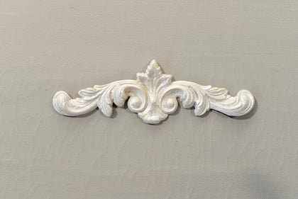 P13 – Dainty Floral Pediment